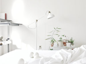 フジワラユカの「住まいの問題を解決する風水探偵」／vol.7 ミニマルすぎる白い部屋の落とし穴